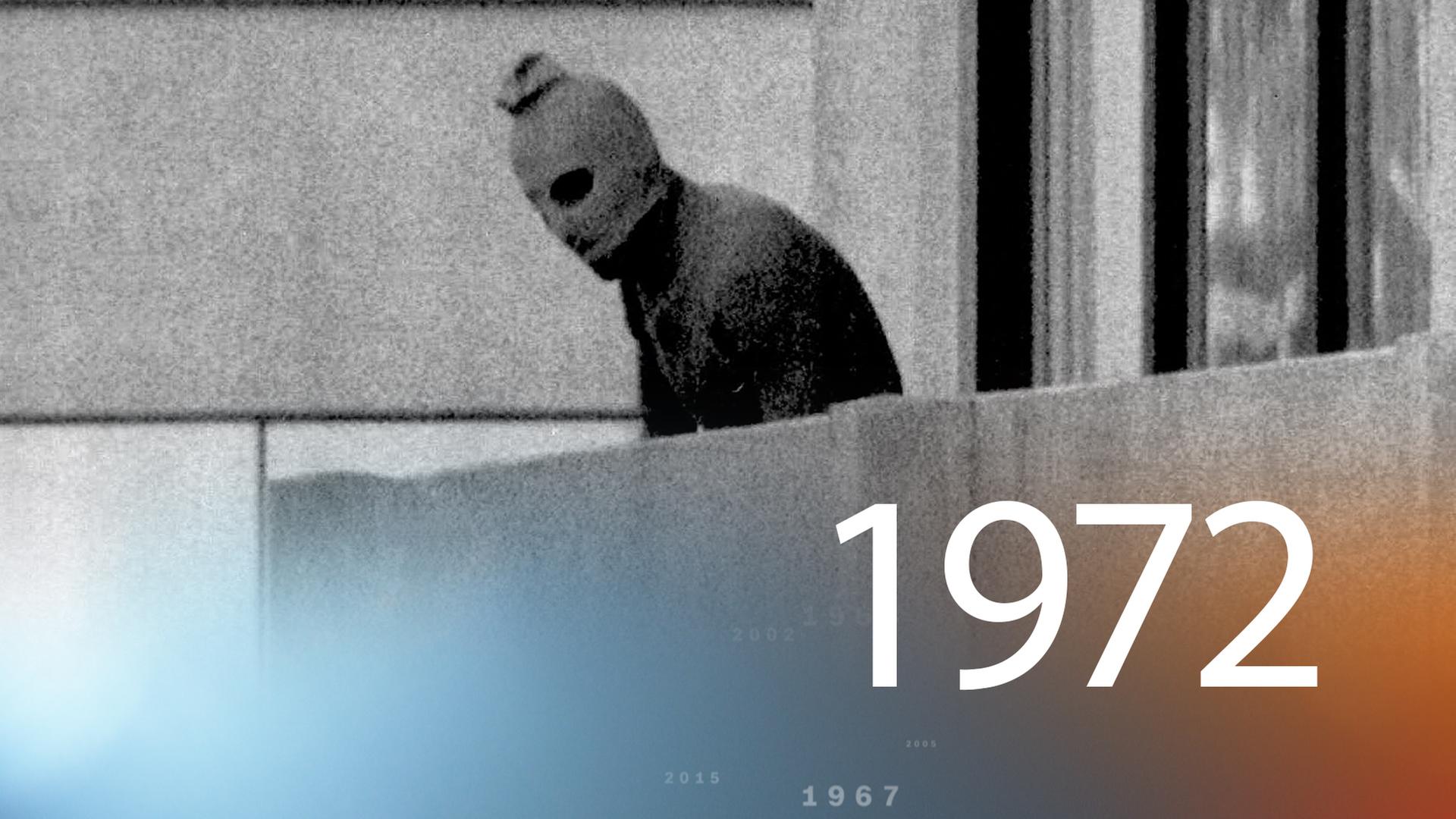 Ein Geiselnehmer steht auf dem Balkon