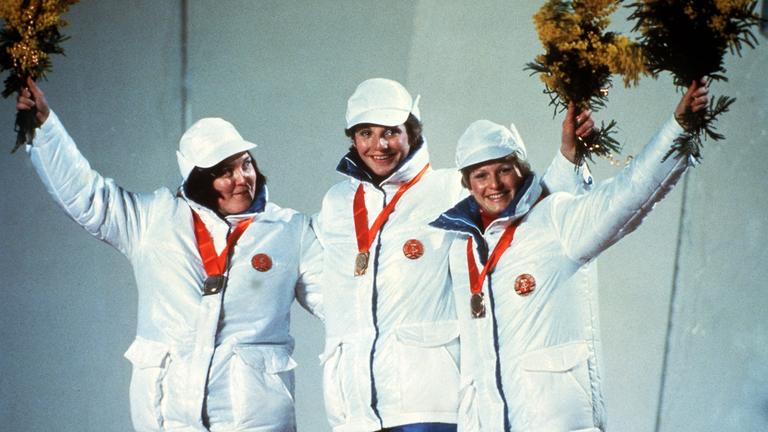 Bettina Schmidt (Silber), Olympiasiegerin Steffi Martin (geb. Walter) und Ute Weiß (von links / alle DDR) bei der Siegerehrung
