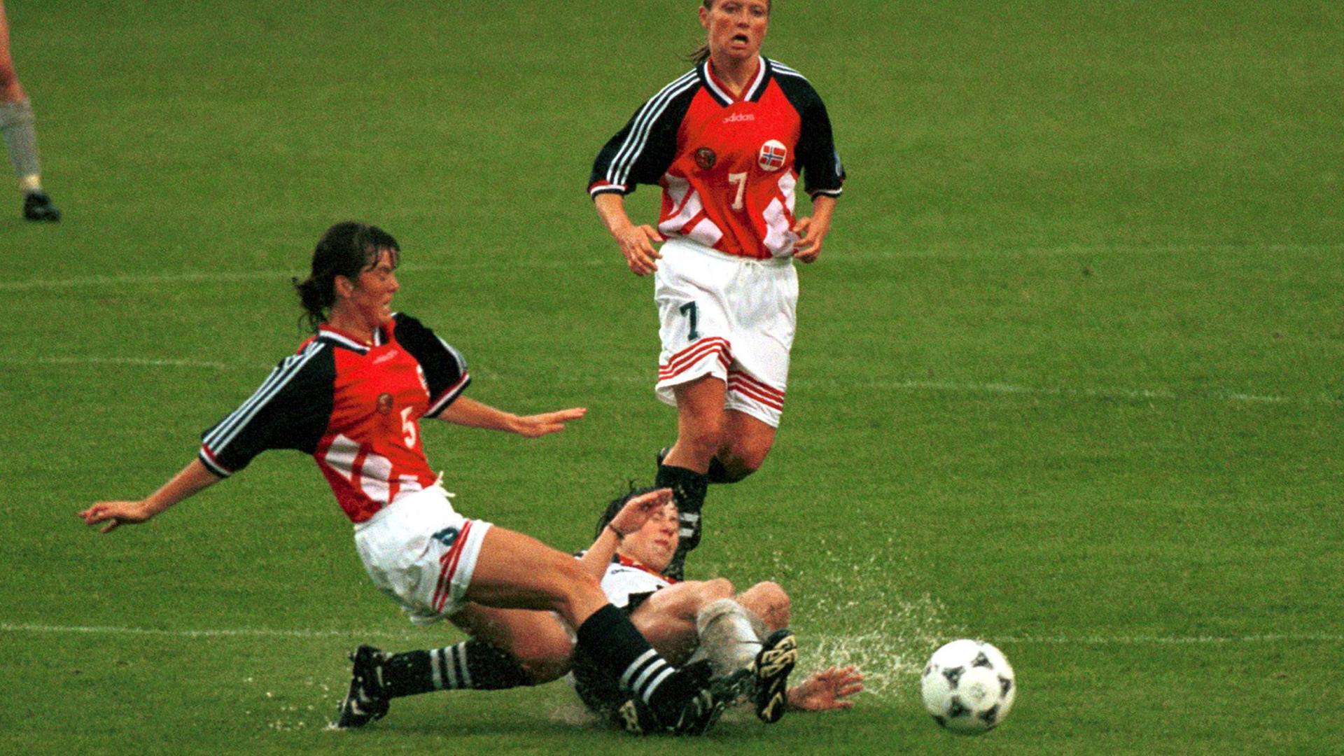 Archiv: Nina Nymark Andersen (li., Norwegen) und Maren Meinert (Deutschland) im Duell, beobachtet von Tone Haugen (Norwegen) 