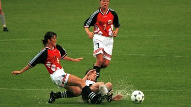 Archiv: Nina Nymark Andersen (li., Norwegen) und Maren Meinert (Deutschland) im Duell, beobachtet von Tone Haugen (Norwegen) 