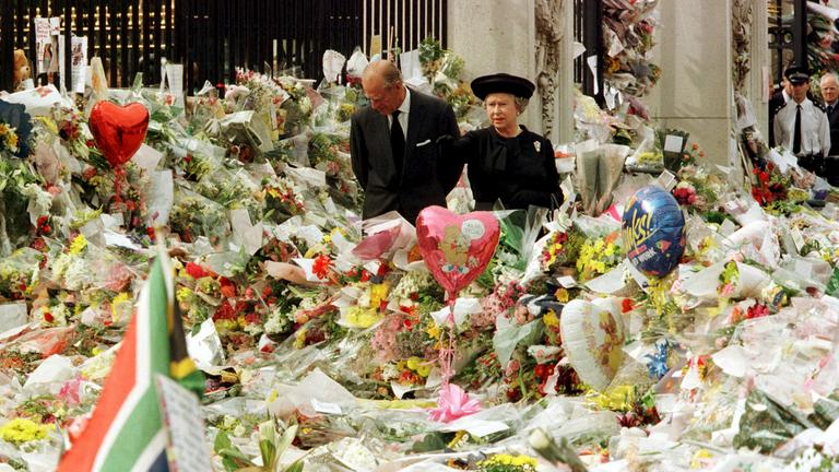 September 1997: Die Queen inmitten des Blumenmeeres, das Menschen in Gedenken an die kurz zuvor tödlich verunglückte Prinzessin Diana vor dem Buckingham Palace niedergelegt haben.