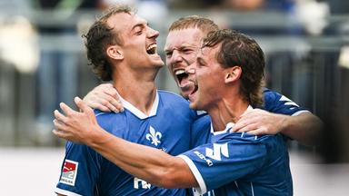Yannik Lührs (SV Darmstadt 98 l-r) Fynn Lakenmacher (SV Darmstadt 98) und Kai Klefisch (SV Darmstadt 98) bejubeln das Tor zum 3:1 am 10.10.2026 in Darmstadt. 
