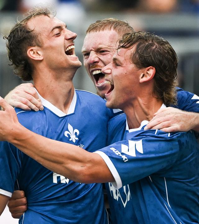 Yannik Lührs (SV Darmstadt 98 l-r) Fynn Lakenmacher (SV Darmstadt 98) und Kai Klefisch (SV Darmstadt 98) bejubeln das Tor zum 3:1 am 10.10.2026 in Darmstadt. 