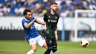 Christopher Lannert (SV Darmstadt 98, l) und Marcel Hartel (Hannover 96) kämpfen um den Ball am 30.08.2026 in Darmstadt. 