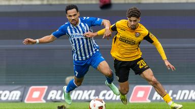 Herbert Bockhorn (FC Magdeburg) und Ben Bobzien (Dynamo Dresden) im Zweikampf am 18.10.2026 in Dresden.