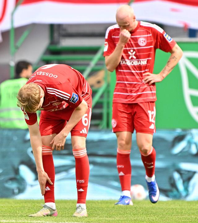 Tim Breithaupt (6, Fortuna Düsseldorf) und Valgeir Lunddal Fridriksson (12, Fortuna Düsseldorf) enttäuscht.