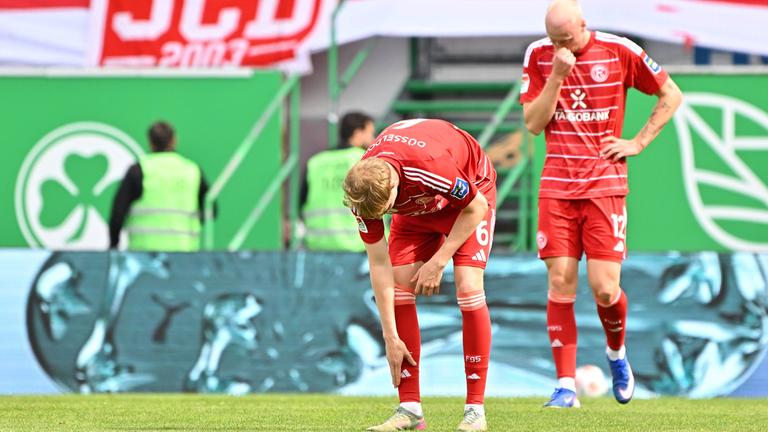 Tim Breithaupt (6, Fortuna Düsseldorf) und Valgeir Lunddal Fridriksson (12, Fortuna Düsseldorf) enttäuscht.