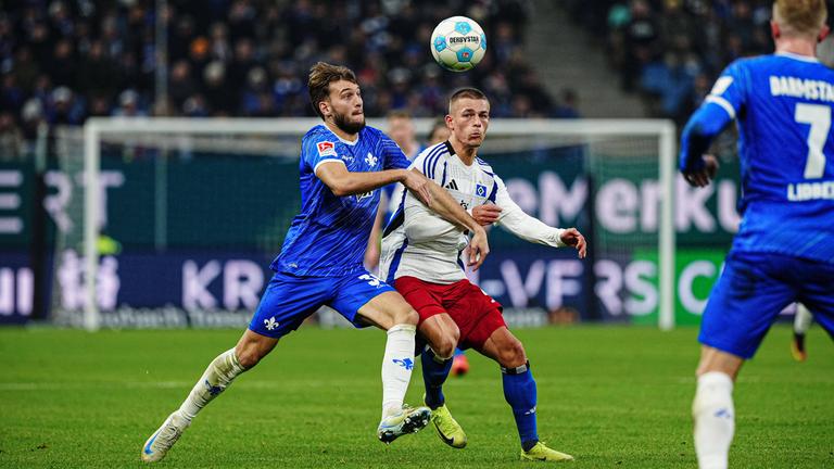 Darmstadts Killan Corredor und Hamburgs Miro Muheim kämpfen um den Ball.