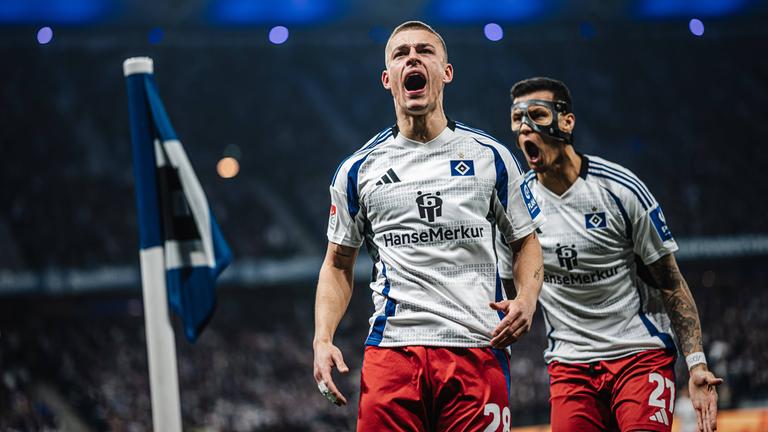 Hamburgs Miro Muheim jubelt nach seinem Tor gegen Fortuna Düsseldorf.