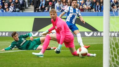 Mads Pedersen (r, Hertha BSC) trifft zum 1:0 am 11.10.2026 in Berlin. 