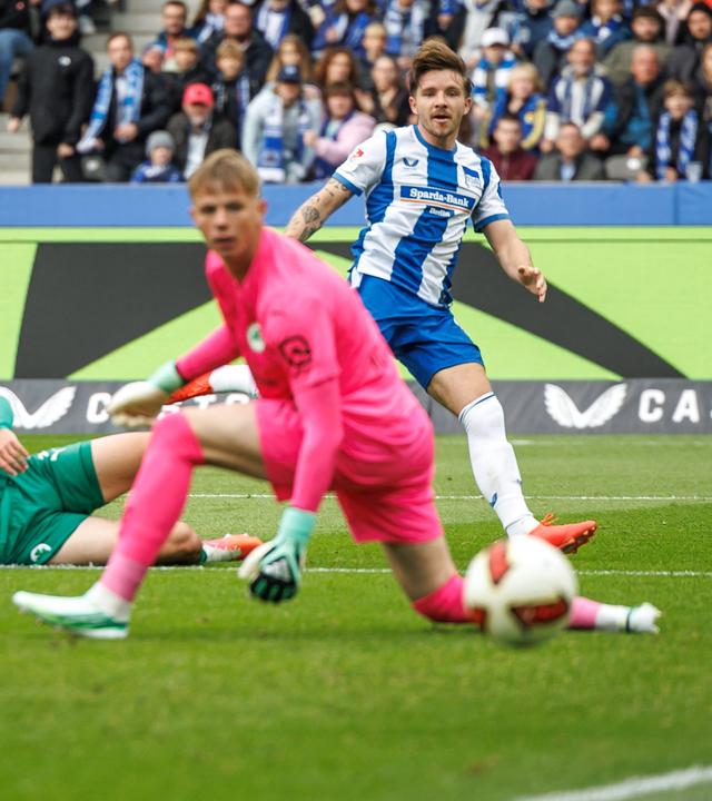 Mads Pedersen (r, Hertha BSC) trifft zum 1:0 am 11.10.2026 in Berlin. 