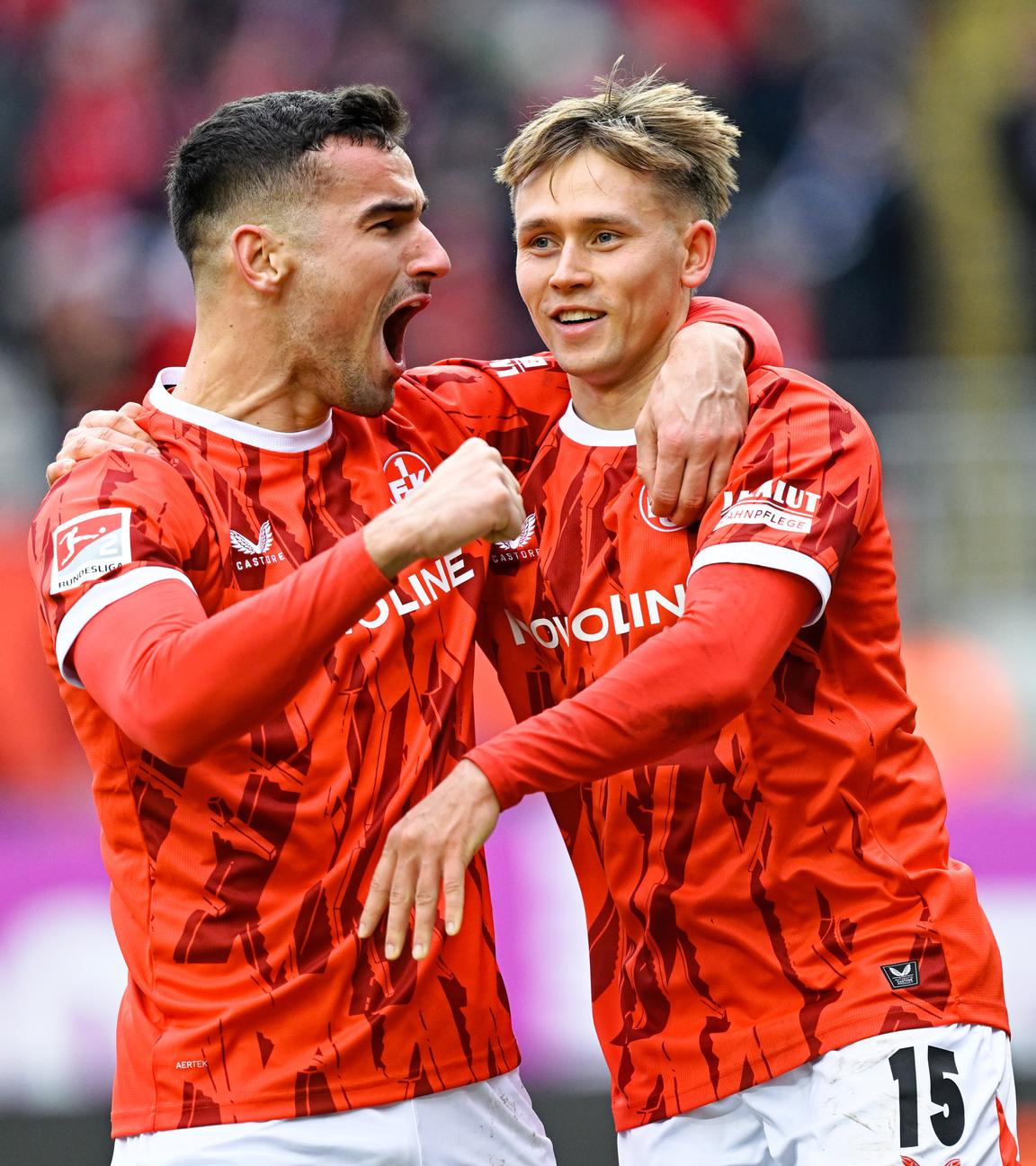 Torschütze Naatan Skyttä jubelt mit Ivan Prtajin über das Tor zum 4:1.