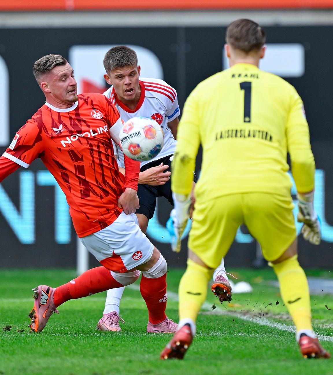 Marlon Ritter vom 1. FC Kaiserslautern und Nürnbergs Finn Becker kämpfen um den Ball.