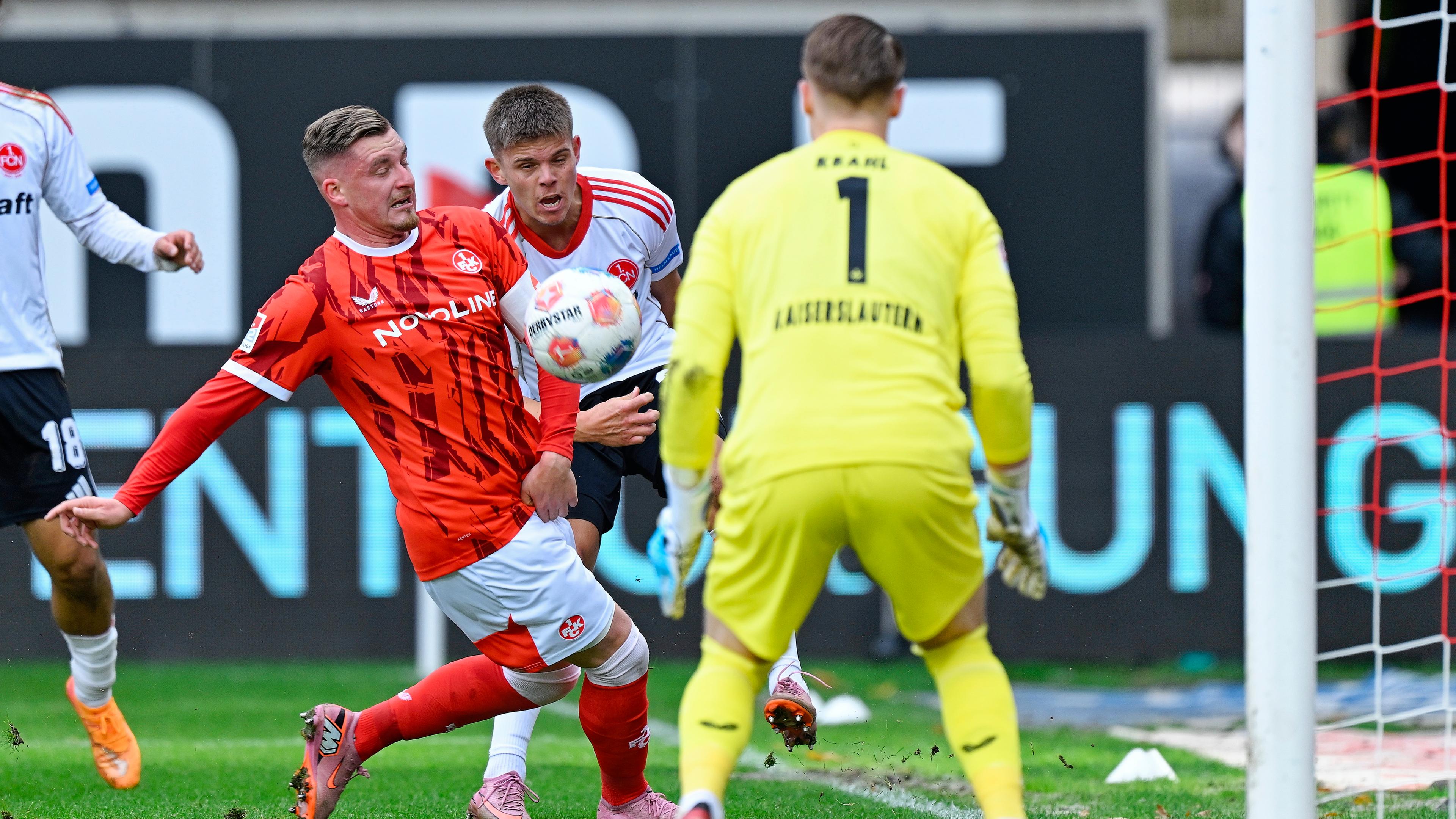 Marlon Ritter vom 1. FC Kaiserslautern und Nürnbergs Finn Becker kämpfen um den Ball.