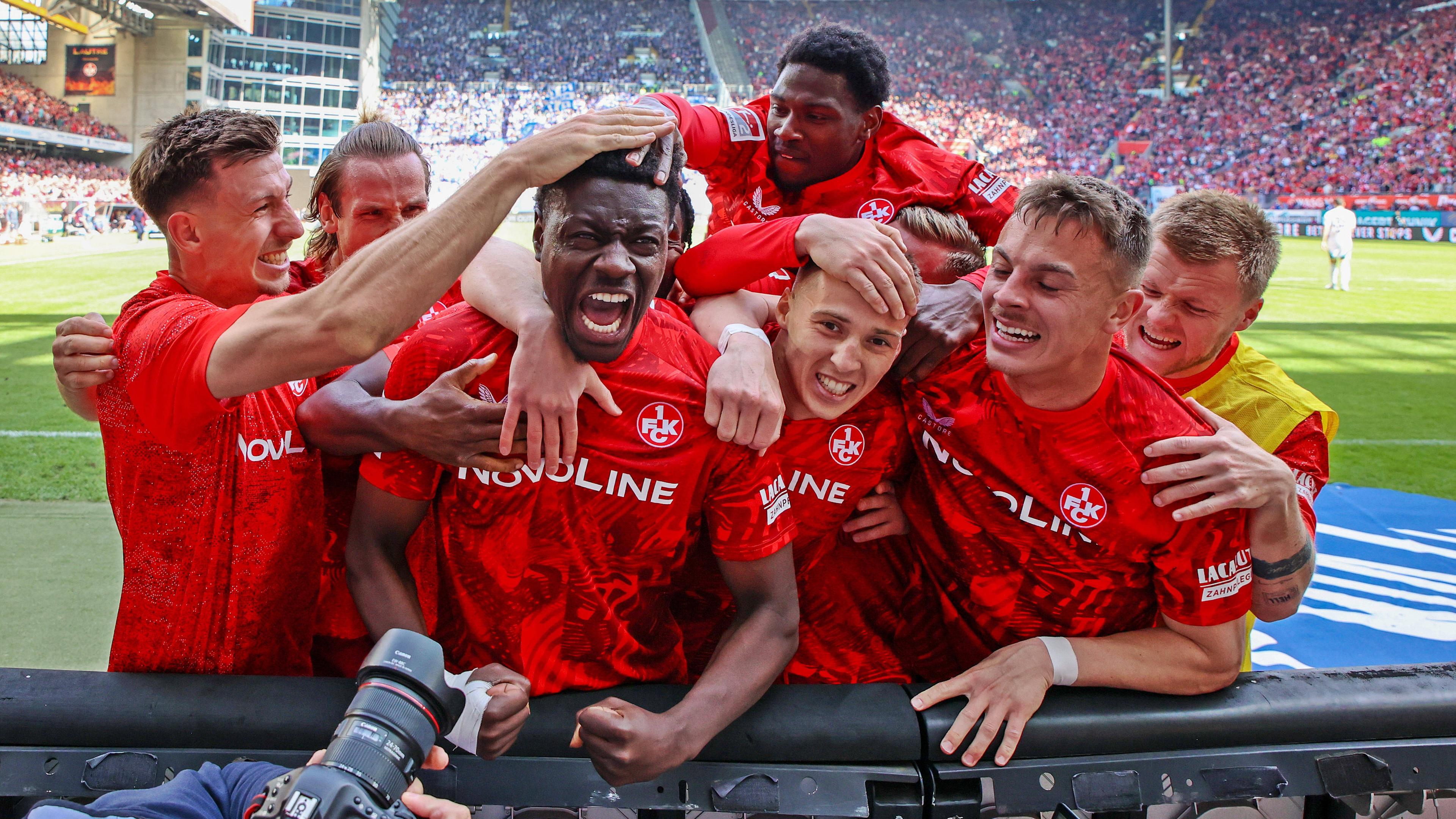 Kaiserslauterns Ragnar Ache jubelt mit seiner Mannschaft nach seinem Tor zum 2:1 gegen Schalke 04.