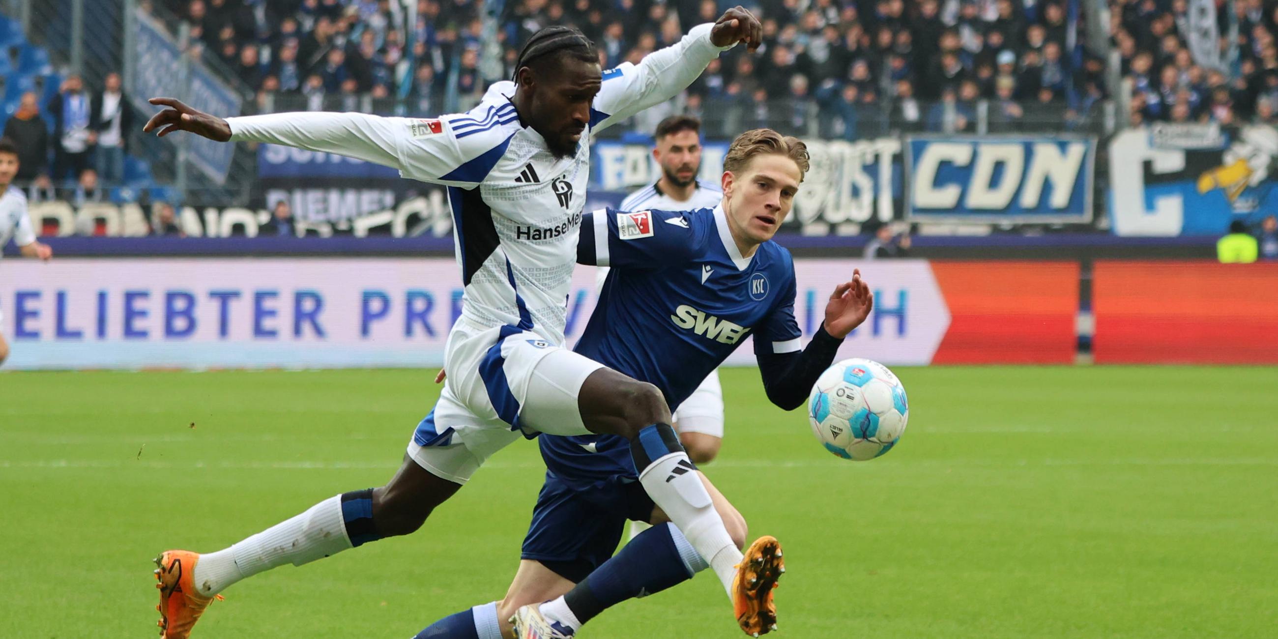David Herold vom Karlsruher SC und Hamburgs Bakery Jatta in Aktion.