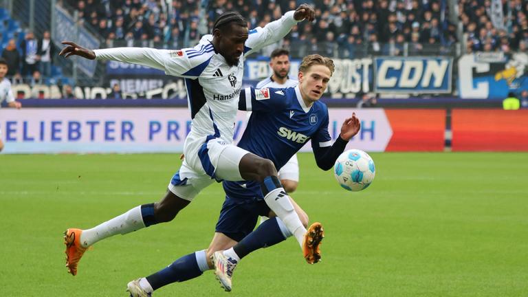 David Herold vom Karlsruher SC und Hamburgs Bakery Jatta in Aktion.