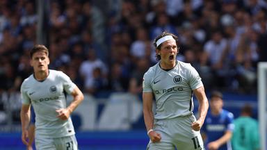 Fabian Reese (VFL Wolfsburg) jubelt nach seinem Treffer zum 2:2 am 29.08.2026 in Karlsruhe. 