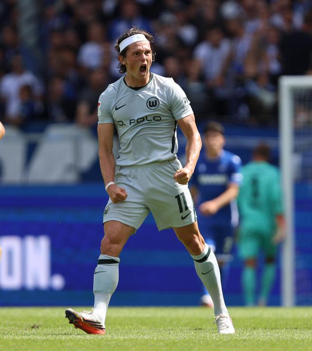 Fabian Reese (VFL Wolfsburg) jubelt nach seinem Treffer zum 2:2 am 29.08.2026 in Karlsruhe. 