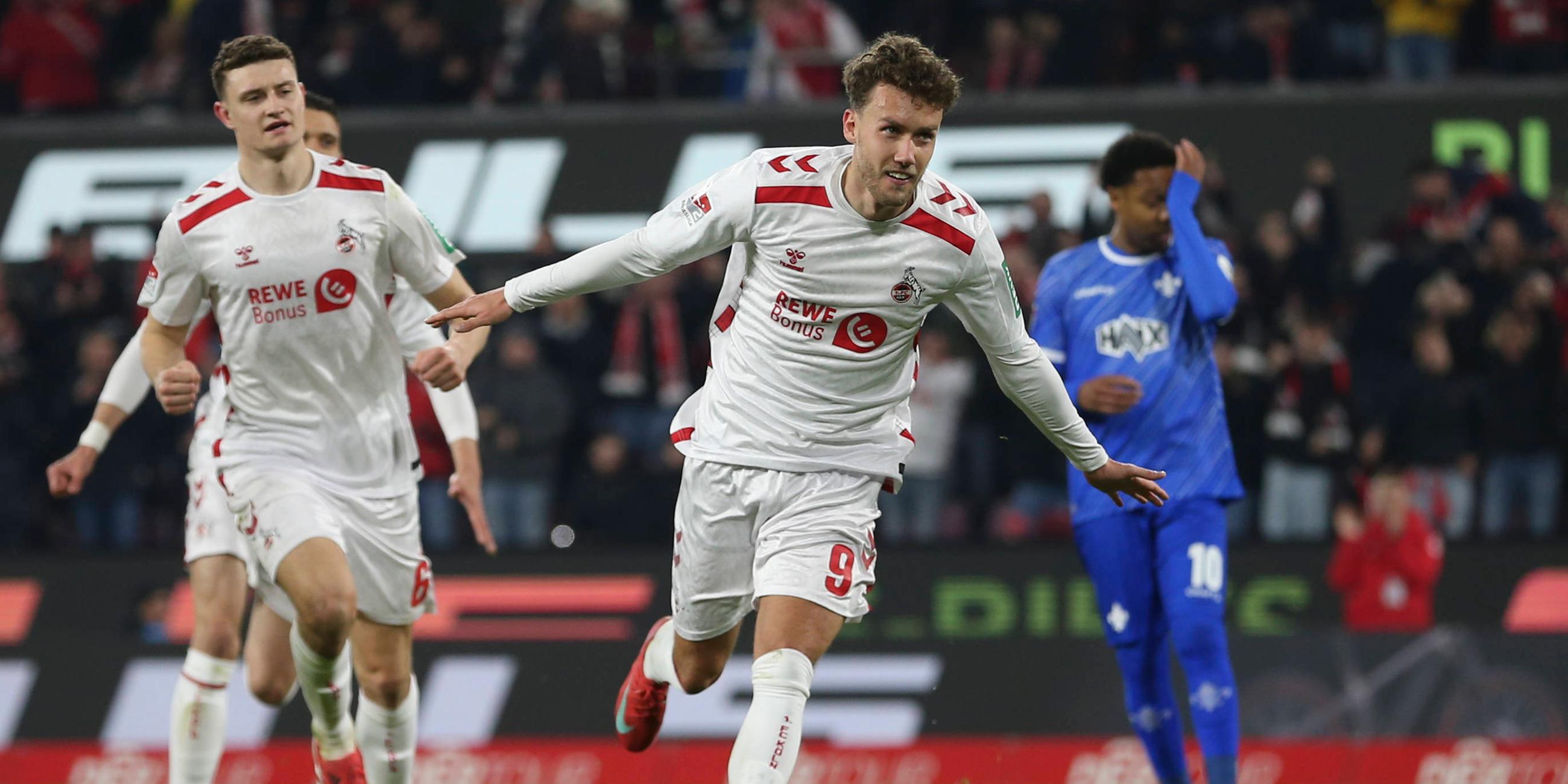 Luca Waldschmidt vom 1. FC Köln jubelt mit seiner Mannschaft nach seinem Treffer zum 2:1 gegen Darmstadt.