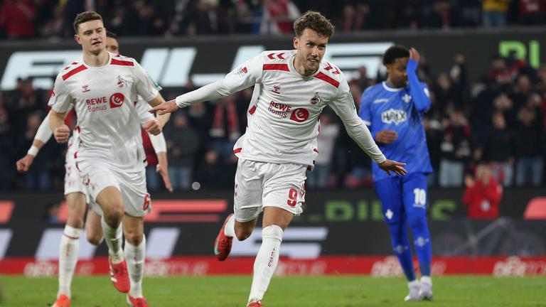 Luca Waldschmidt vom 1. FC Köln jubelt mit seiner Mannschaft nach seinem Treffer zum 2:1 gegen Darmstadt.