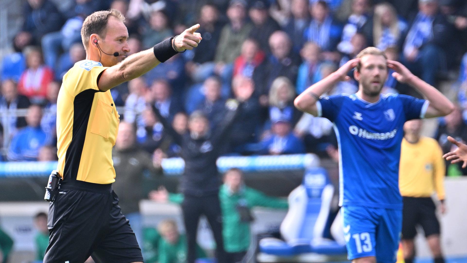 Schiedsrichter Bastian Dankert entscheidet auf Elfmeter Strafstoß beim Spiel zwischen dem 1. FC Magdeburg und Greuther Fürth.