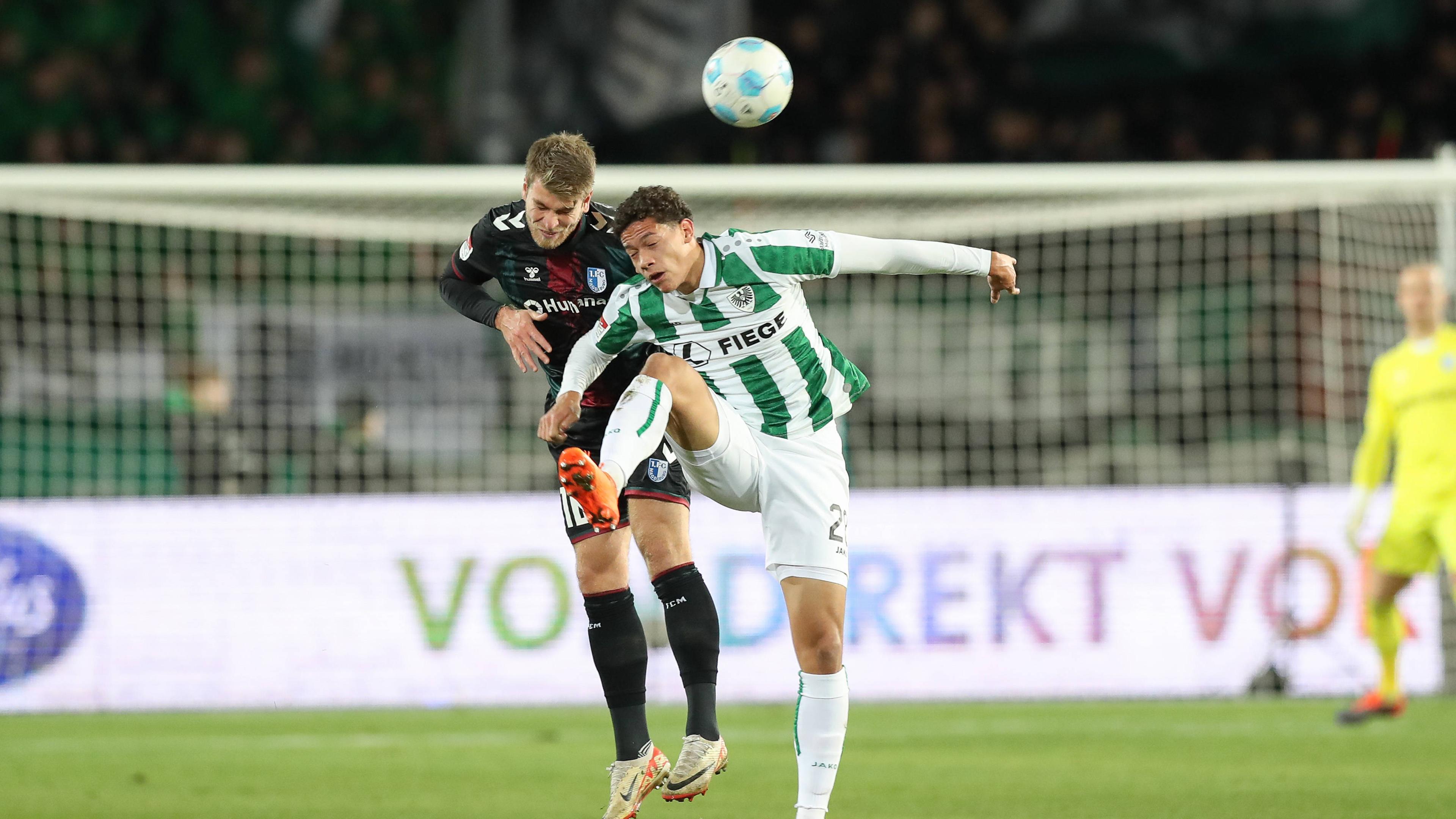 Magdeburgs Marcus Mathisen und Münsters Andras Nemeth in Aktion beim Kopfballduell.