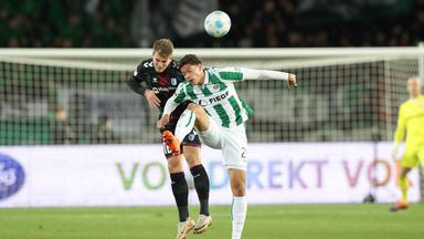Magdeburgs Marcus Mathisen und Münsters Andras Nemeth in Aktion beim Kopfballduell.