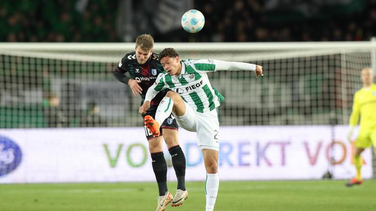 Magdeburgs Marcus Mathisen und Münsters Andras Nemeth in Aktion beim Kopfballduell.