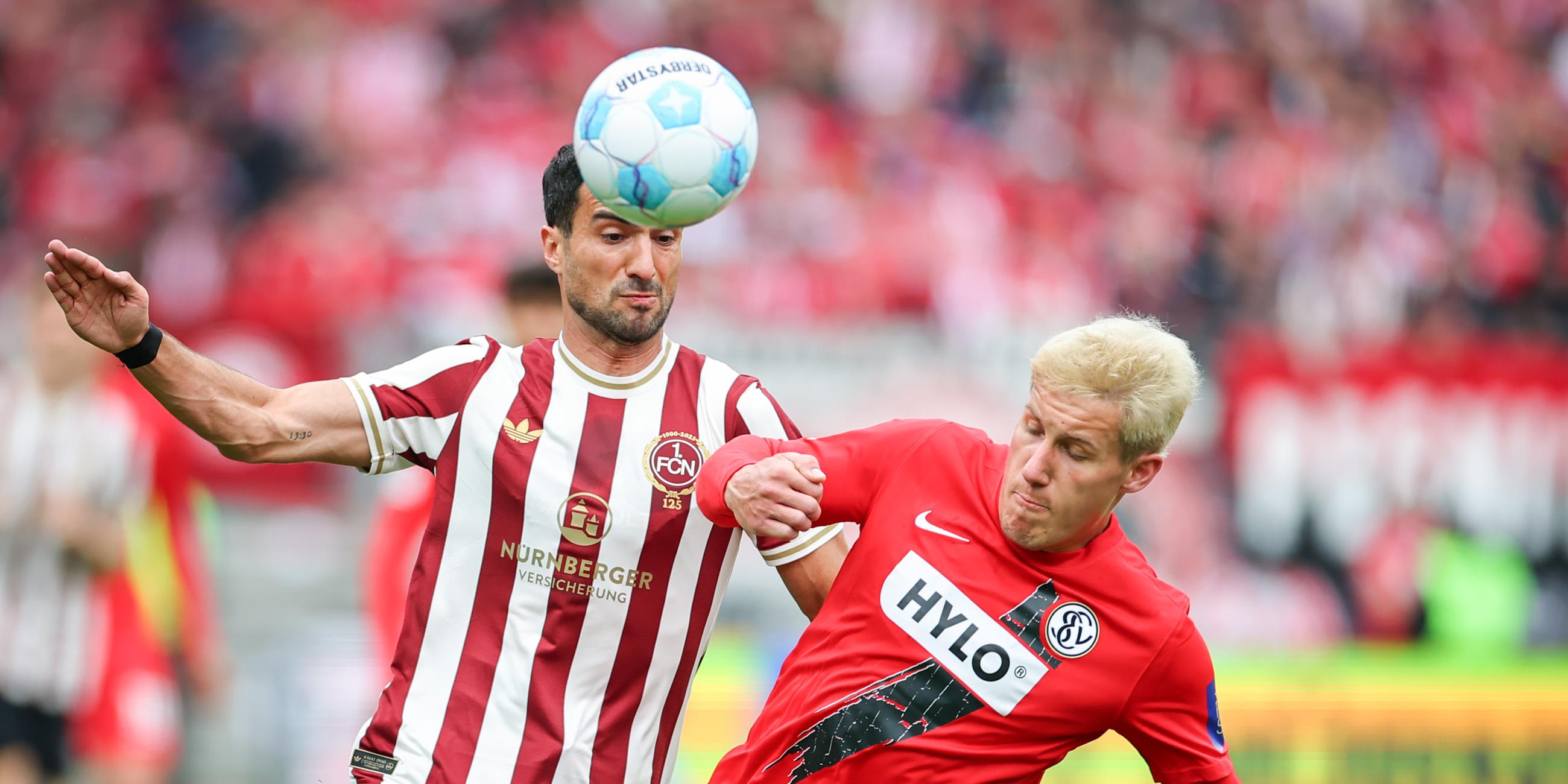 Der Nürnberger Mahir Emreli kämpft mit Lukas Pinckert vom SV Elversberg um den Ball.