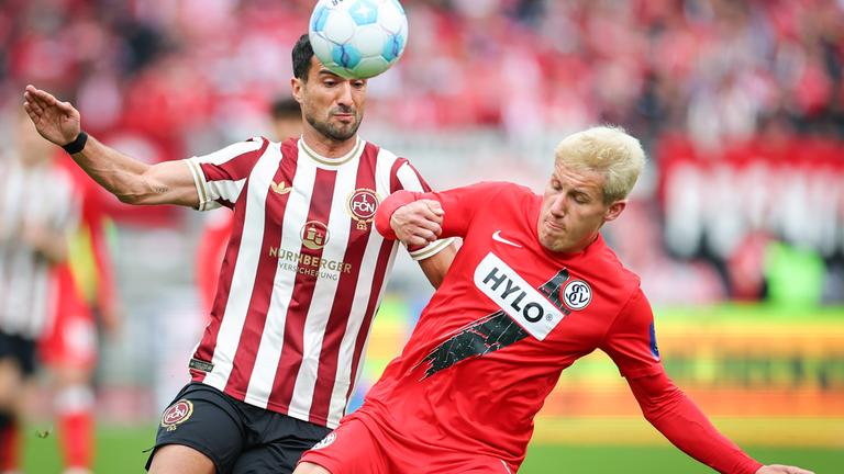 Der Nürnberger Mahir Emreli kämpft mit Lukas Pinckert vom SV Elversberg um den Ball.