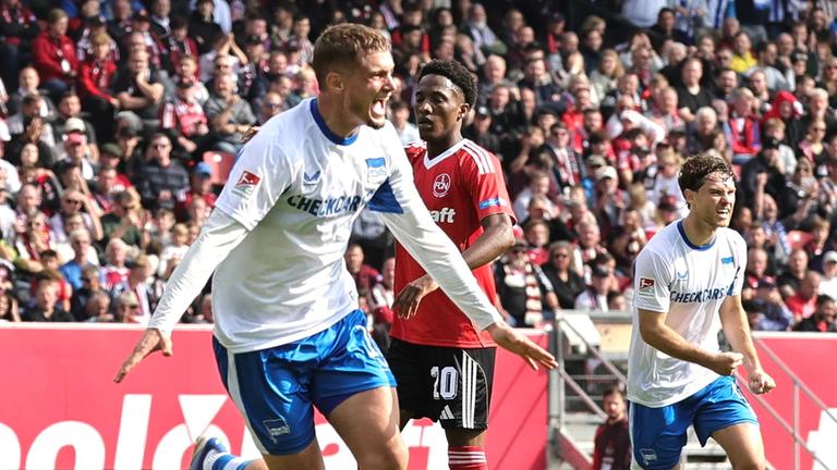 Torschütze Michael Cuisance jubelt nach seinem Tor zum 2:0 gegen den FC Nürnberg.