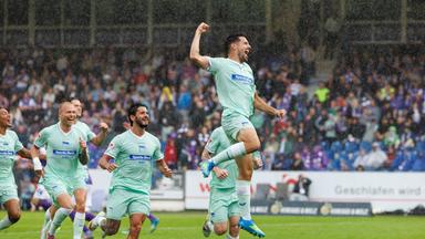 Torschütze Josip Brekalo (Hertha BSC, r) feiert seinen Treffer zum 0:1 am 13.09.2026 in Osnabrück.