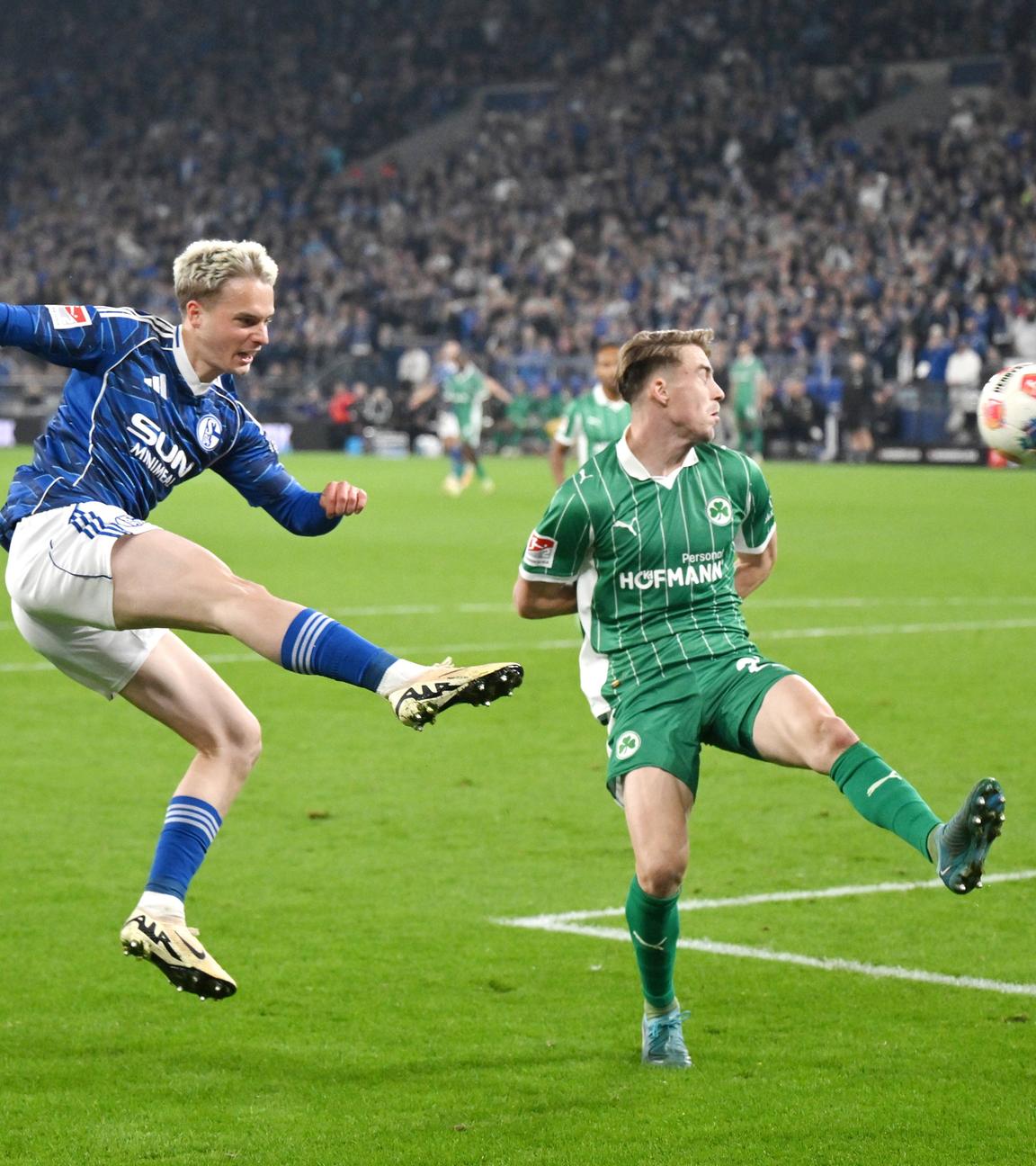 Schalkes Finn Porath erzielt das Tor zum 1:0 gegen Greuther Fürth.