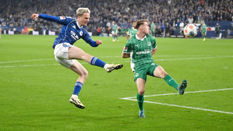 Schalkes Finn Porath erzielt das Tor zum 1:0 gegen Greuther Fürth.