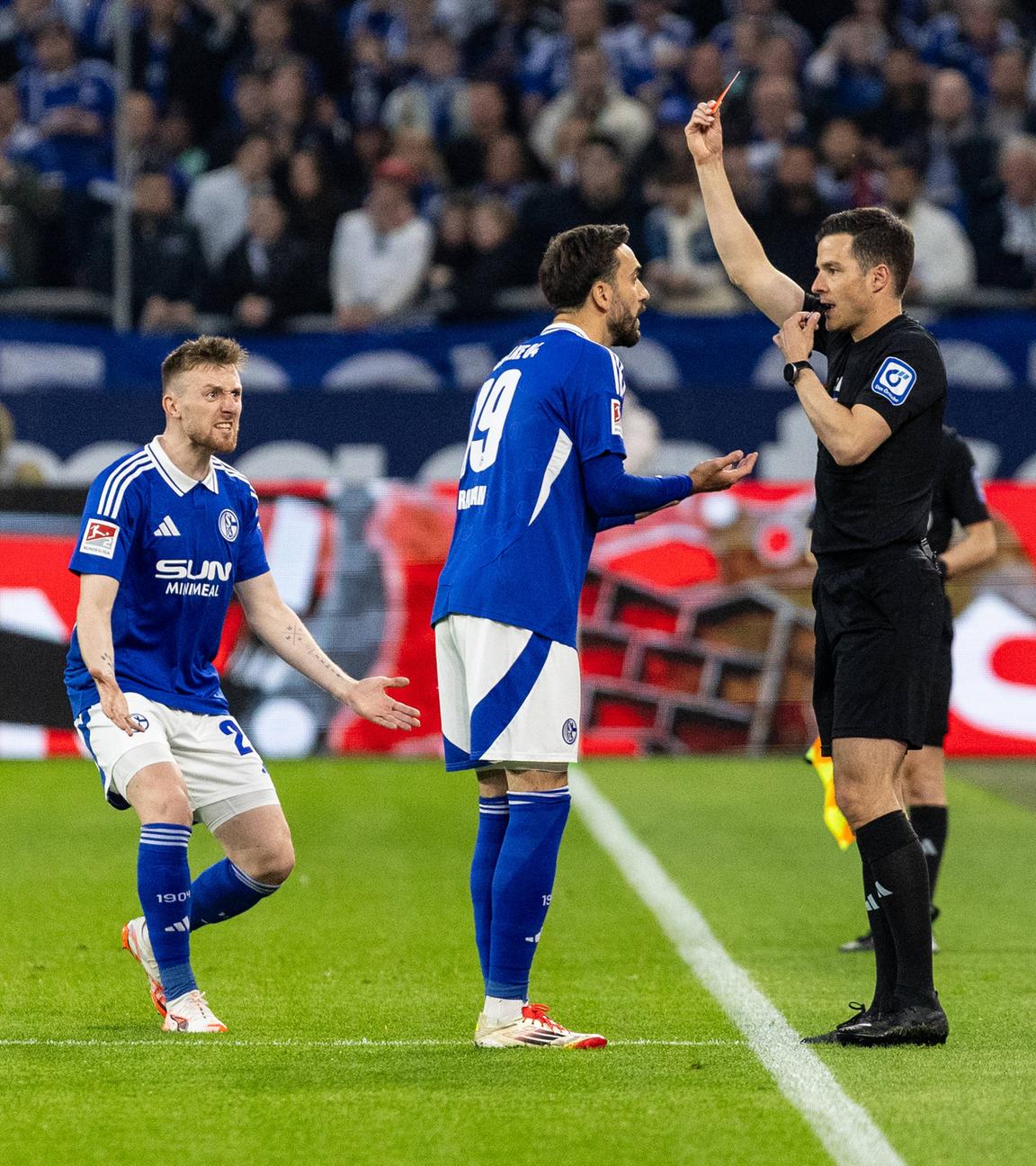 Kenan Karaman von Schalke 04 bekommt die rote Karte.