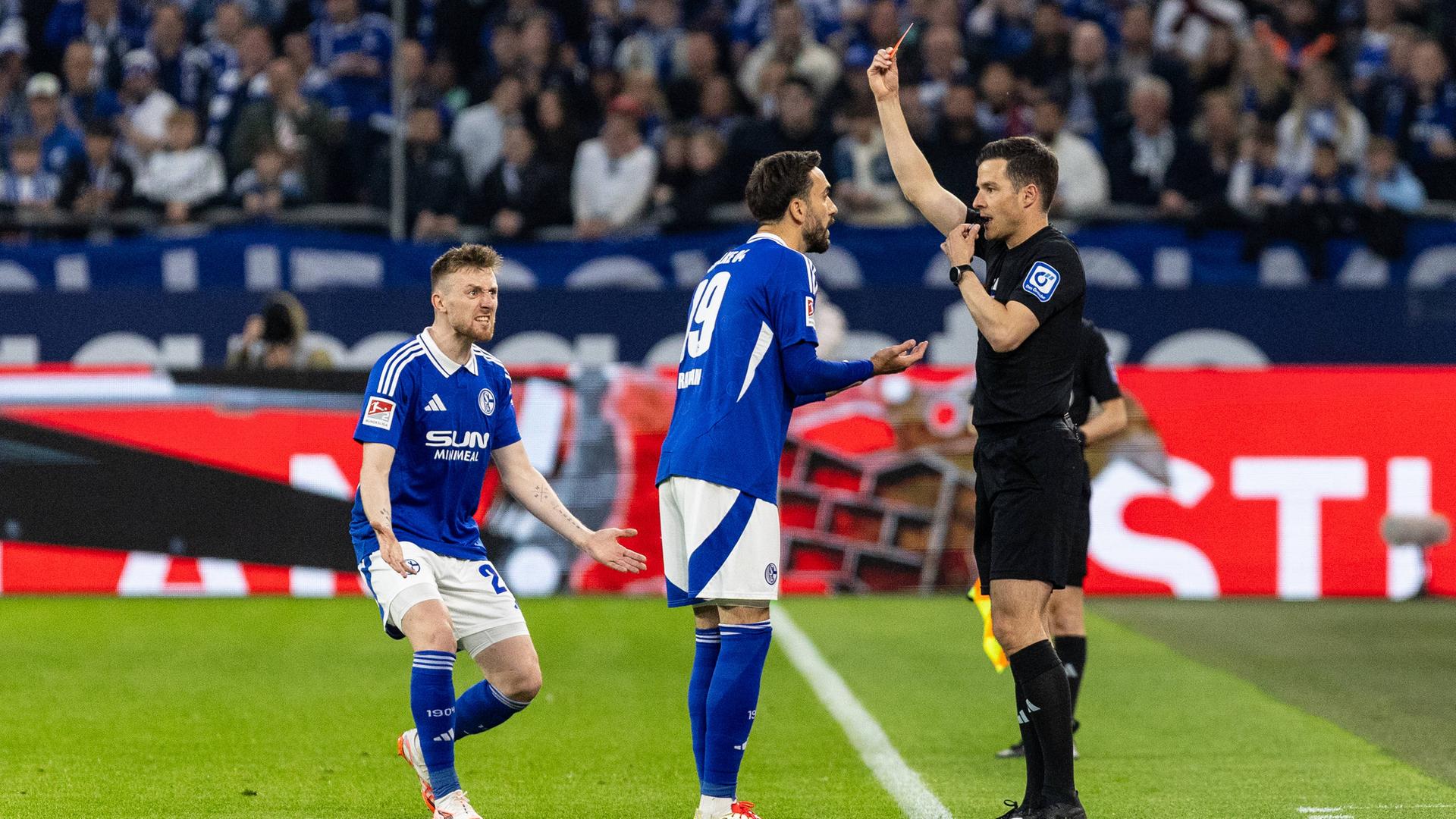 Kenan Karaman von Schalke 04 bekommt die rote Karte.