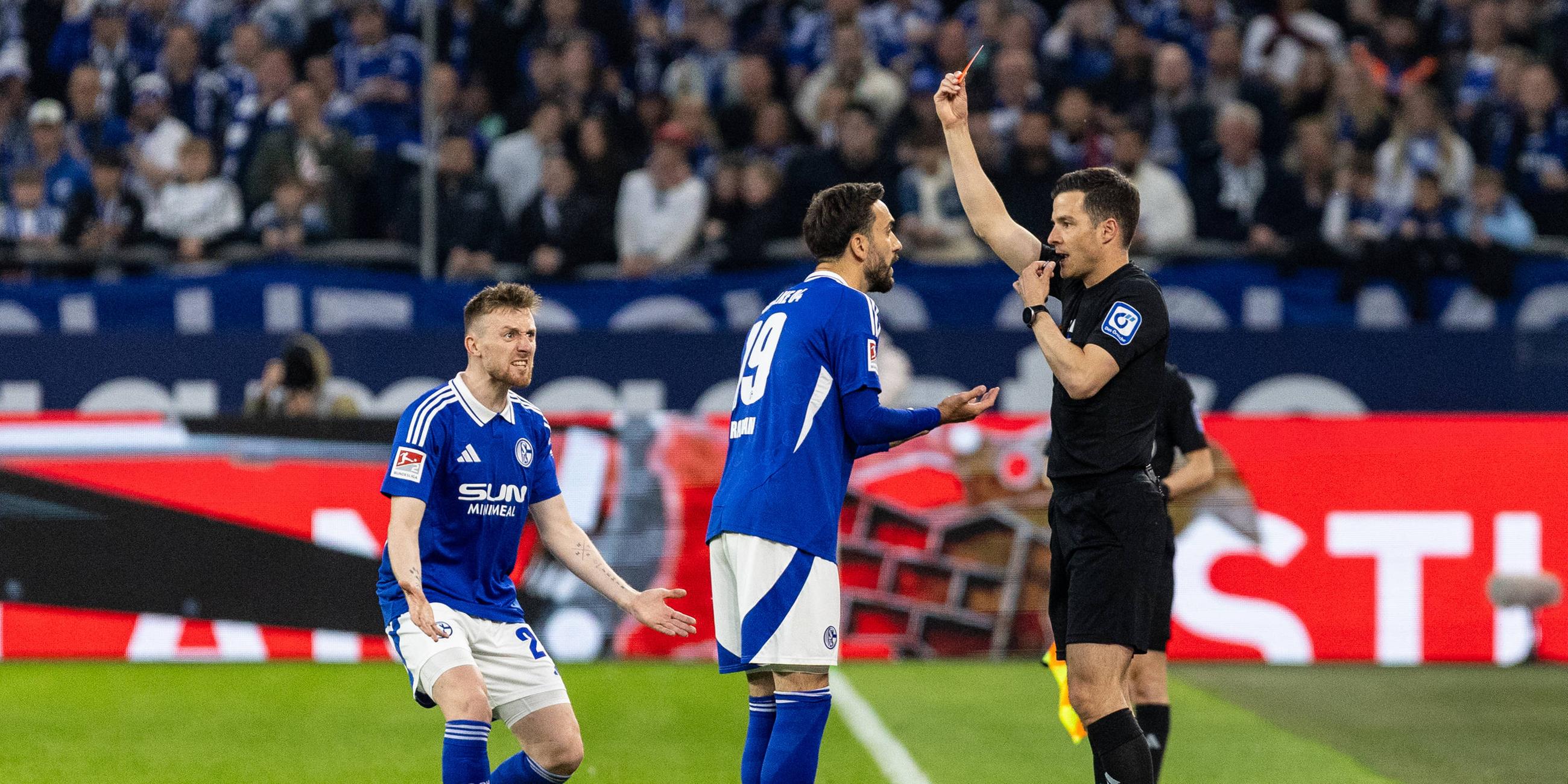 Kenan Karaman von Schalke 04 bekommt die rote Karte.