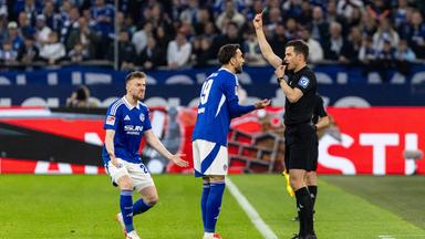 Kenan Karaman von Schalke 04 bekommt die rote Karte.
