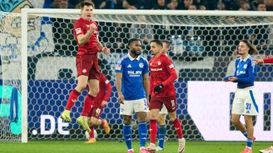 Daniel Hanslik von Kaiserslautern jubelt über sein Tor zum 0:2 gegen Schalke 04.