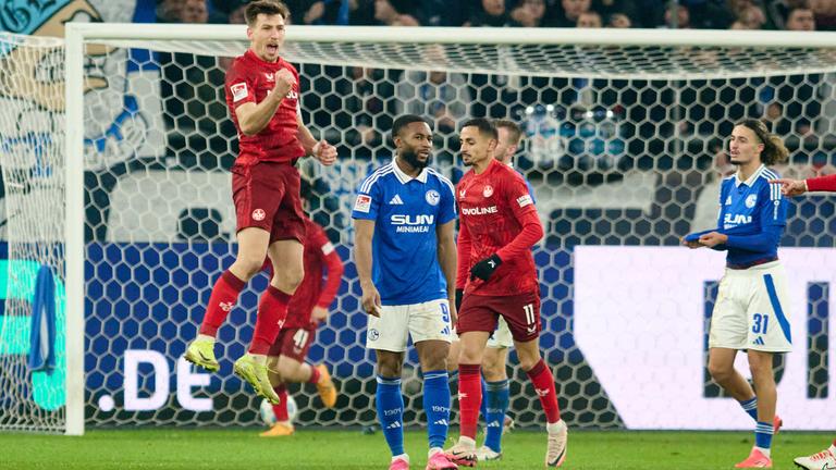 Daniel Hanslik von Kaiserslautern jubelt über sein Tor zum 0:2 gegen Schalke 04.