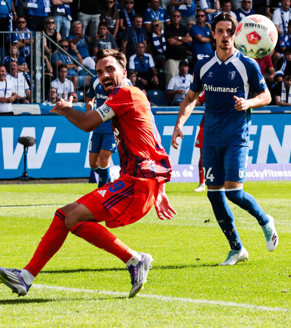 Schalkes Kenan Karaman und Magdeburgs Jean Hugonet in Aktion während dem Spiel.