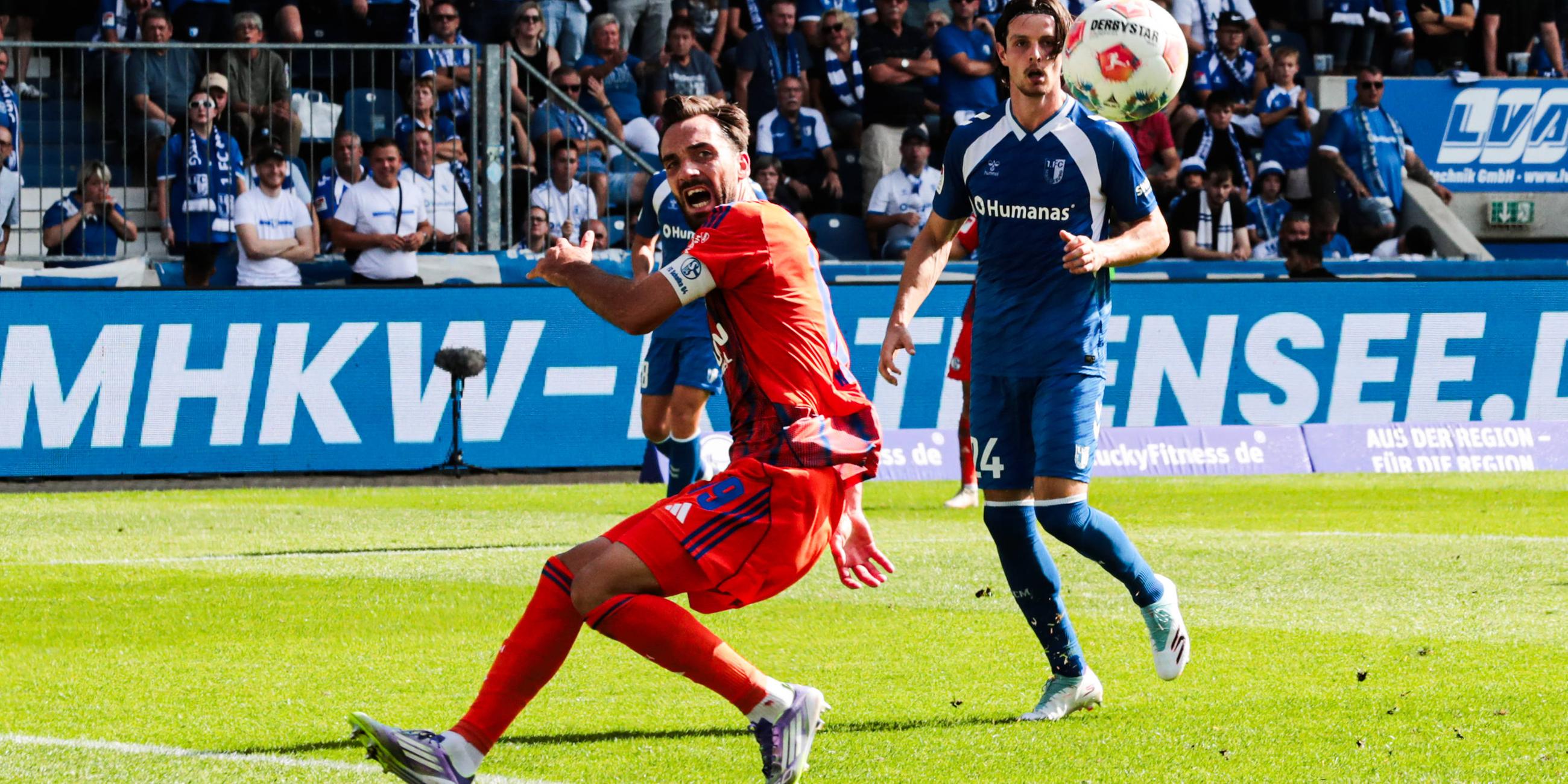 Schalkes Kenan Karaman und Magdeburgs Jean Hugonet in Aktion während dem Spiel.