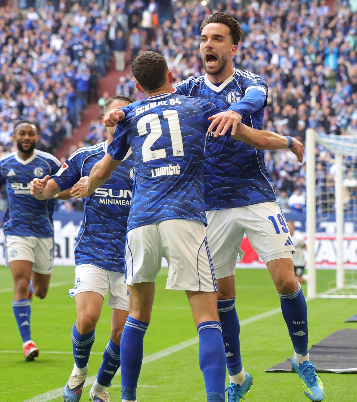 Kenan Karaman jubelt mit Dejan Ljubicic über sein Tor zum 1:0 am 19.04.2026 in Gelsenkirchen.