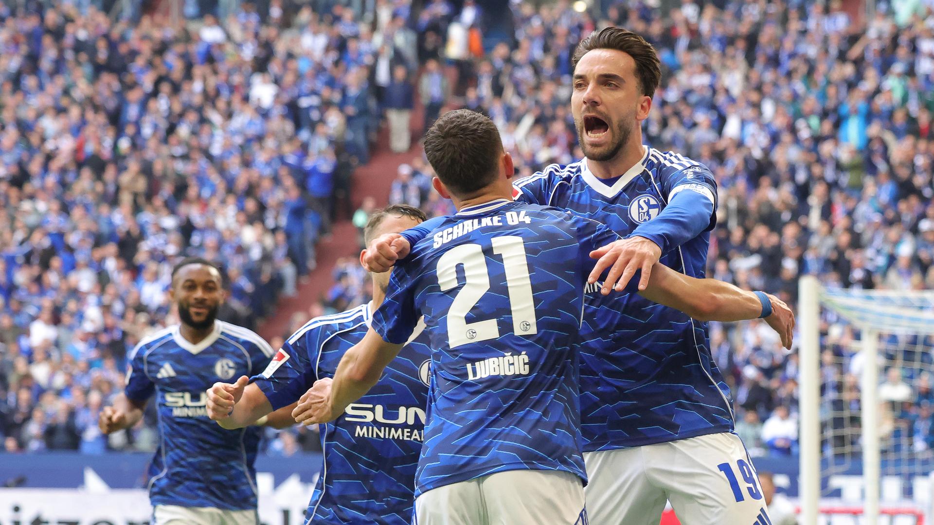 Kenan Karaman jubelt mit Dejan Ljubicic über sein Tor zum 1:0 am 19.04.2026 in Gelsenkirchen.