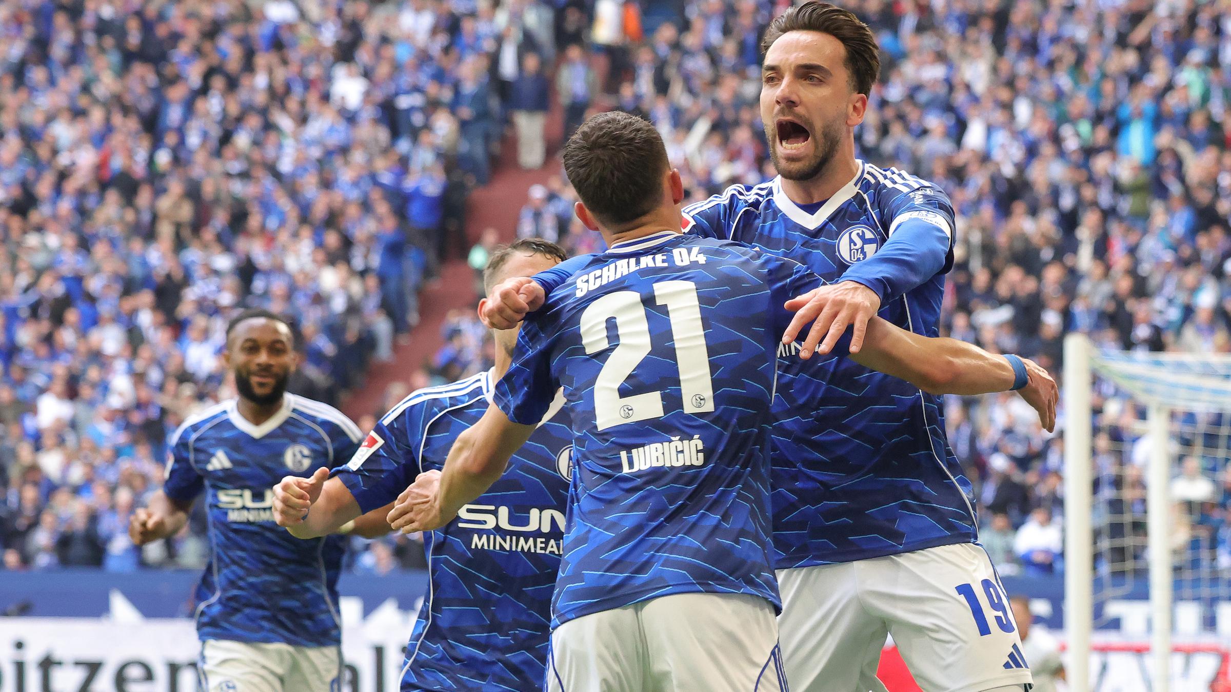 Kenan Karaman jubelt mit Dejan Ljubicic über sein Tor zum 1:0 am 19.04.2026 in Gelsenkirchen.