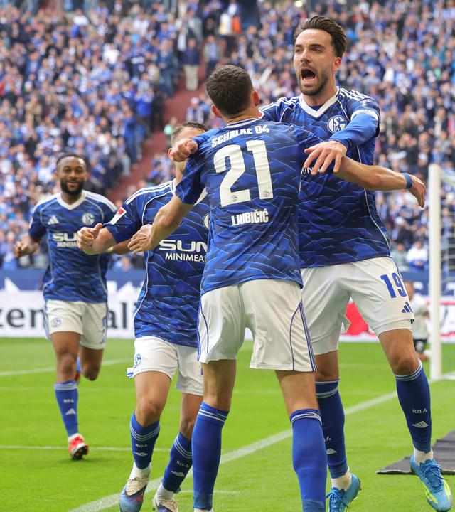 Kenan Karaman jubelt mit Dejan Ljubicic über sein Tor zum 1:0 am 19.04.2026 in Gelsenkirchen.