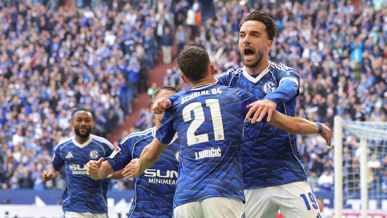 Kenan Karaman jubelt mit Dejan Ljubicic über sein Tor zum 1:0 am 19.04.2026 in Gelsenkirchen.