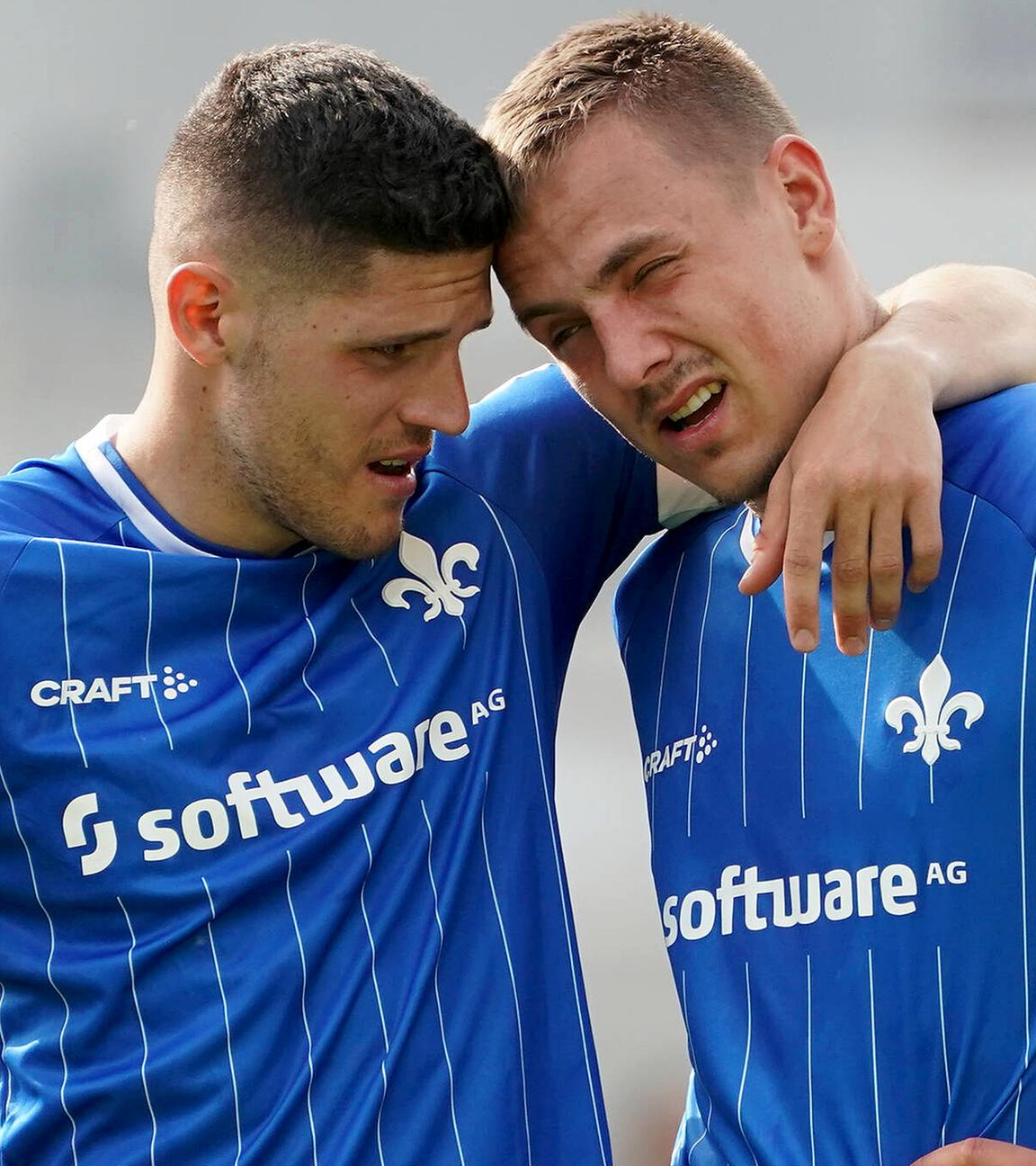 Phillip Tietz (SV Darmstadt 98) todtraurig nach der verpassten Relegation mit Emir Karic (SV Darmstadt 98, l.) am 15.05.2022.