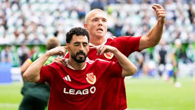 Tolcay Cigerci (l, Energie Cottbus) jubelt nach seinem Tor zum 3:3 mit seinem Mitspieler Dmytro Bohdanow am 05.09.2026 in Wolfsburg. 